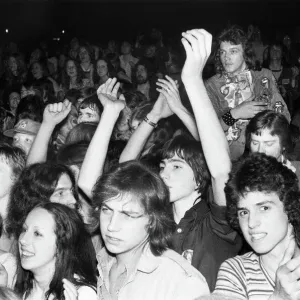 Les fans du concert des Rolling Stones à Granby Halls à Leicester. 14 mai 1976. Les fans du concert des Rolling Stones à Granby Halls à Leicester. 14 mai 1976.