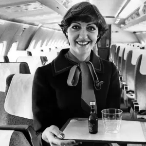 Gill Stokoe, 30 ans, hôtesse de cabine principale à bord d'un avion de ligne britannique Trident British Airways. Gill Stokoe, 30 ans, hôtesse de cabine principale à bord d'un avion de ligne britannique Trident British Airways.