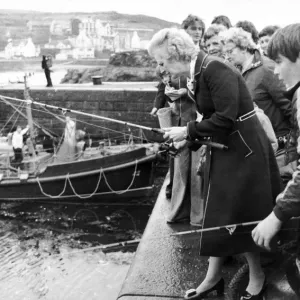 La chef de l'opposition conservatrice Margaret Thatcher députée en tournée de 100 milles dans Dumfries et Galloway. La chef de l'opposition conservatrice Margaret Thatcher députée en tournée de 100 milles dans Dumfries et Galloway.