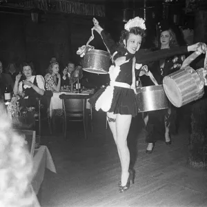 Le spectacle du sol au Cabaret Club juillet 1946. Le spectacle du sol au Cabaret Club juillet 1946.