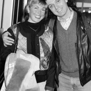Jayne Torvill et son nouveau mari Phil Christenson quittent Heathrow pour Chicago. Jayne Torvill et son nouveau mari Phil Christenson quittent Heathrow pour Chicago.