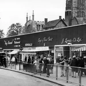 Les magasins préfabriqués occupent un côté de Broadgate dans le centre-ville de Coventry. Les magasins préfabriqués occupent un côté de Broadgate dans le centre-ville de Coventry.