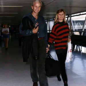David Gower Cricketer avec sa compagne Thorunn Nash photographié à l'aéroport de Heathrow. David Gower Cricketer avec sa compagne Thorunn Nash photographié à l'aéroport de Heathrow.