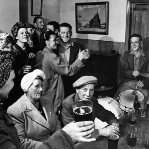 Hop Pickers at a Kentish Pub Print, circa 1930 Hop Pickers at a Kentish Pub Print, circa 1930