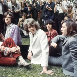 Rolling Stones : Presentando a Mick Taylor (fotografía del centro). Rolling Stones : Presentando a Mick Taylor (fotografía del centro).