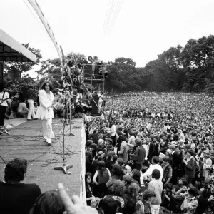 Los Rolling Stones actuando en el concierto gratuito en Hyde Park. Mick Jagger en escena. Los Rolling Stones actuando en el concierto gratuito en Hyde Park. Mick Jagger en escena.