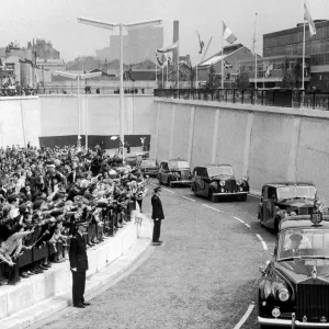 El automóvil real sale de la tunel del Clyde después de que la Reina Isabel II hubiera realizado el acto inaugural. El automóvil real sale de la tunel del Clyde después de que la Reina Isabel II hubiera realizado el acto inaugural.