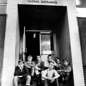 Un groupe de skinheads assis sur les marches de la maison Thomson, entrée des ateliers. Un groupe de skinheads assis sur les marches de la maison Thomson, entrée des ateliers.