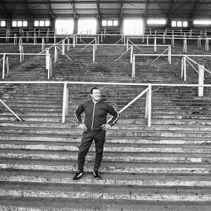 Bob Paisley en Anfield después de tomar el cargo como entrenador del Liverpool tras su renuncia. Bob Paisley en Anfield después de tomar el cargo como entrenador del Liverpool tras su renuncia.