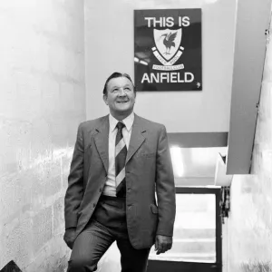 Bob Paisley en Anfield después de tomar el mando como entrenador del Liverpool tras su renuncia. Bob Paisley en Anfield después de tomar el mando como entrenador del Liverpool tras su renuncia.