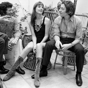 Jane Birkin con su esposo Serge Gainsbourg fotografiada después del anuncio de que ella. Jane Birkin con su esposo Serge Gainsbourg fotografiada después del anuncio de que ella.