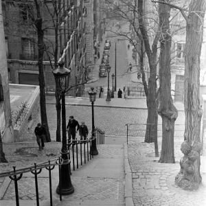 Los parisinos suben las escaleras cerca de Montmartre en París, 1951. Los parisinos suben las escaleras cerca de Montmartre en París, 1951.