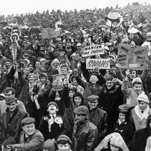 Deporte - Fútbol - Swansea - Los aficionados de Swansea se atreven a la lluvia durante la semifinal de la FA Cup. Deporte - Fútbol - Swansea - Los aficionados de Swansea se atreven a la lluvia durante la semifinal de la FA Cup.