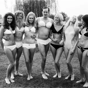 La ripresa del nuovo serie del programma di comicità della BBC Monty Python. La ripresa del nuovo serie del programma di comicità della BBC Monty Python.