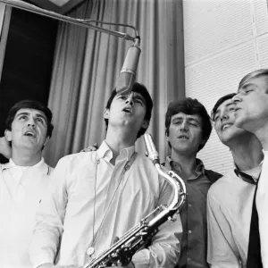 Il gruppo pop rock inglese, Dave Clark Five che canta in un studio di registrazione. Il gruppo pop rock inglese, Dave Clark Five che canta in un studio di registrazione.
