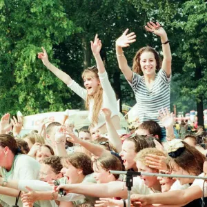 I fan di Peter Andre, si fanno sentire mentre egli esegue al Fun Day, Stewart Park, Marton, Middlesbrough. I fan di Peter Andre, si fanno sentire mentre egli esegue al Fun Day, Stewart Park, Marton, Middlesbrough.