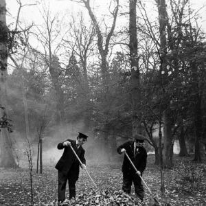 Guardaparchi, che raccoglievano foglie a Stewart Park, Marton, Middlesbrough, Inghilterra. Guardaparchi, che raccoglievano foglie a Stewart Park, Marton, Middlesbrough, Inghilterra.