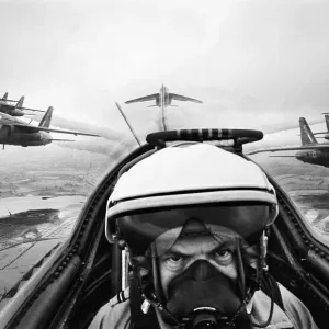 El fotógrafo del Daily Herald Ron Burton en el cockpit de un avión Folland Gnat de la RAF. El fotógrafo del Daily Herald Ron Burton en el cockpit de un avión Folland Gnat de la RAF.
