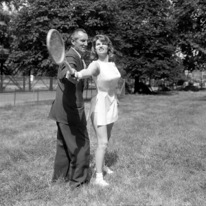 Fred Perry con la actriz Yvonne Buckingham, durante una sesión de entrenamiento. Fred Perry con la actriz Yvonne Buckingham, durante una sesión de entrenamiento.