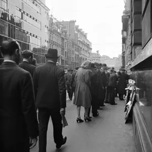 Una escena de calle en Londres. Circa 1953. Una escena de calle en Londres. Circa 1953.
