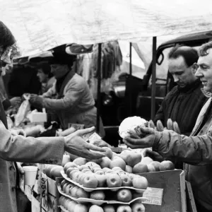 Mercado de West Derby Road, Liverpool, 12 de abril de 1986. Concejal del Ayuntamiento de Liverpool Vinnie Wagner Mercado de West Derby Road, Liverpool, 12 de abril de 1986. Concejal del Ayuntamiento de Liverpool Vinnie Wagner