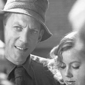 Donald Sutherland con l'attrice Jenny Agutter durante le riprese in locazione per L'Aquila si è Abbassata. Donald Sutherland con l'attrice Jenny Agutter durante le riprese in locazione per L'Aquila si è Abbassata.