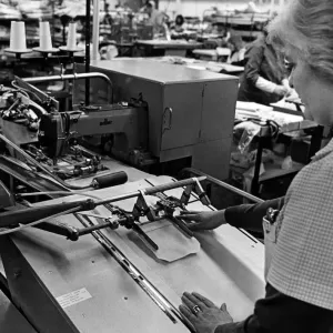 Membro dello staff che lavora alla fabbrica Dewhirst, Dormanstown. 14 febbraio 1978. Membro dello staff che lavora alla fabbrica Dewhirst, Dormanstown. 14 febbraio 1978.