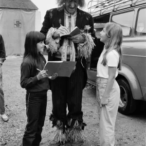 Worzel Gummidge Signing Autographs, 6th August 1981 Print (00938) Worzel Gummidge Signing Autographs, 6th August 1981 Print (00938)