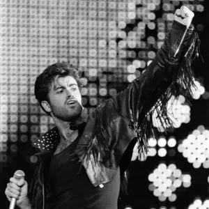 George Michael du duo pop Wham !, à leur concert d'adieu intitulé The Final. George Michael du duo pop Wham !, à leur concert d'adieu intitulé The Final.