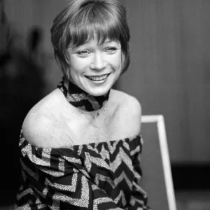 La actriz y cantante Shirley MacLaine llegó a Londres hoy para comenzar una gira por el Reino Unido. La actriz y cantante Shirley MacLaine llegó a Londres hoy para comenzar una gira por el Reino Unido.