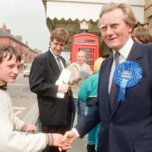 El diputado MP Michael Heseltine visitando Bootle, Merseyside. 13 de mayo de 1990. El diputado MP Michael Heseltine visitando Bootle, Merseyside. 13 de mayo de 1990.