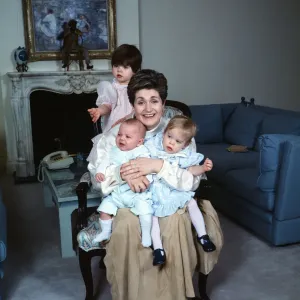 Sharon Osbourne se muestra con sus tres hijos, Aimee, Kelly y Jack. Circa 1986. Sharon Osbourne se muestra con sus tres hijos, Aimee, Kelly y Jack. Circa 1986.
