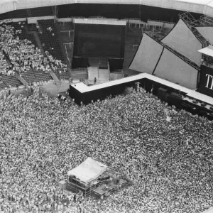La photo aérienne montre les milliers de fans assistant au concert d'adieu Wham ! à Wembley. La photo aérienne montre les milliers de fans assistant au concert d'adieu Wham ! à Wembley.
