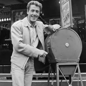 Roger Daltrey, cantante principal de la banda de rock The Who, visita Pinkneys Green Fun Fair. Roger Daltrey, cantante principal de la banda de rock The Who, visita Pinkneys Green Fun Fair.