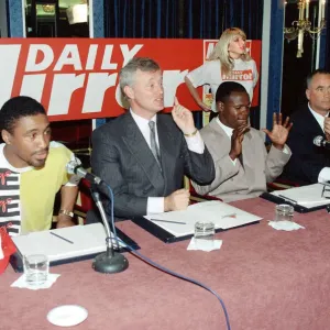 Chris Eubank (a destra) e Michael Watson con Barry Hearn (centro). Chris Eubank (a destra) e Michael Watson con Barry Hearn (centro).
