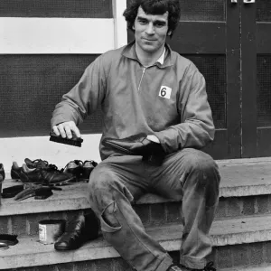 Derby County in allenamento. Henry Newton del Derby County FC pulisce le sue scarpe durante. Derby County in allenamento. Henry Newton del Derby County FC pulisce le sue scarpe durante.