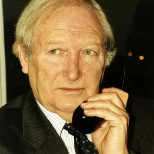 Ernie Burrington presidente MGN che tiene un telefono. Ernie Burrington presidente MGN che tiene un telefono.