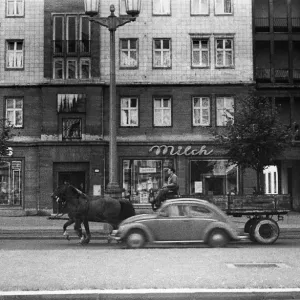 Scene in East Berlin, Germania Est che mostrano la vita quotidiana continua come normale presto dopo. Scene in East Berlin, Germania Est che mostrano la vita quotidiana continua come normale presto dopo.