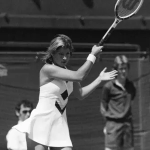 Chris Evert en acción en la cuarta ronda de los Campeonatos de Tenis de Wimbledon. Chris Evert en acción en la cuarta ronda de los Campeonatos de Tenis de Wimbledon.