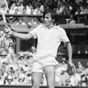 Ilie Nastase, Jugador de Tenis Rumano en acción en el Centro del Juego. Ilie Nastase, Jugador de Tenis Rumano en acción en el Centro del Juego.