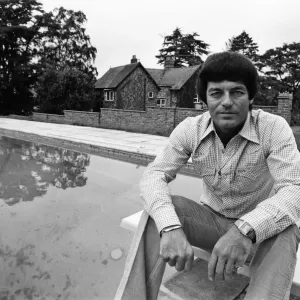 El DJ de la BBC Tony Blackburn en su hogar en Cookham Dean, Berkshire. El DJ de la BBC Tony Blackburn en su hogar en Cookham Dean, Berkshire.
