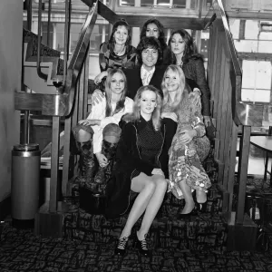 Cliff Richard con los bailarines Pans People. Cliff Richard fue votado Sr. Cliff Richard con los bailarines Pans People. Cliff Richard fue votado Sr.