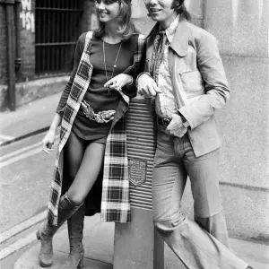 Cliff Richard encabeza la primera temporada de otoño de 1971 del Palladium. Cliff Richard encabeza la primera temporada de otoño de 1971 del Palladium.