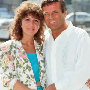 DJ Tony Blackburn y Debbie Thomson celebran su compromiso. 29 de julio de 1991. DJ Tony Blackburn y Debbie Thomson celebran su compromiso. 29 de julio de 1991.