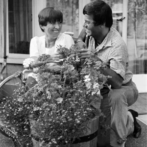 Tony Blackburn en casa con su hermana Jacqueline. 3 de septiembre de 1980. Tony Blackburn en casa con su hermana Jacqueline. 3 de septiembre de 1980.