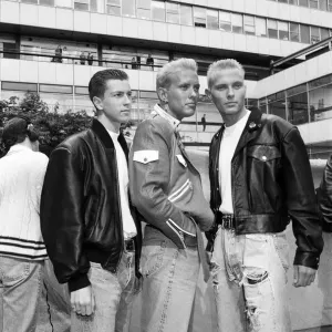 Los hermanos en los estudios de BBC Pebble Mill, Edgbaston, para lanzar la nueva frecuencia de Radio Uno. Los hermanos en los estudios de BBC Pebble Mill, Edgbaston, para lanzar la nueva frecuencia de Radio Uno.