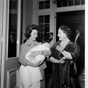 La princesa Margarita sale de Clarence House con su madre, la reina Isabel La Madre. La princesa Margarita sale de Clarence House con su madre, la reina Isabel La Madre.