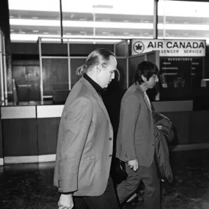 Marlon Brando, (3 de abril de 1924 - 1 de julio de 2004) actor, abandona el Aeropuerto London Heathrow. Marlon Brando, (3 de abril de 1924 - 1 de julio de 2004) actor, abandona el Aeropuerto London Heathrow.
