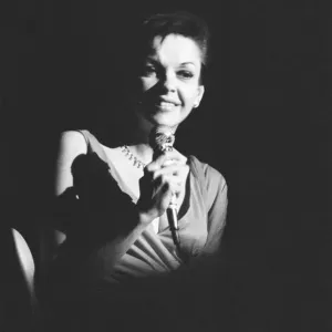 Judy Garland, actrice et chanteuse américaine, danseuse en concert au Talk of the Town. Judy Garland, actrice et chanteuse américaine, danseuse en concert au Talk of the Town.
