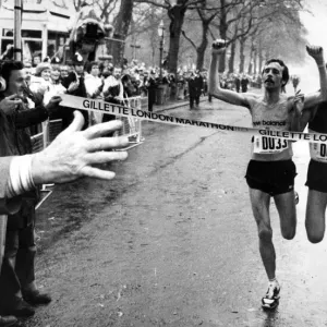 DICK BEARDSLEY E INGE SIMONSEN CRUCIANO LA LINEA ASSIEMENZA PER VINCERE IL MARATONA DI LONDRA. DICK BEARDSLEY E INGE SIMONSEN CRUCIANO LA LINEA ASSIEMENZA PER VINCERE IL MARATONA DI LONDRA.